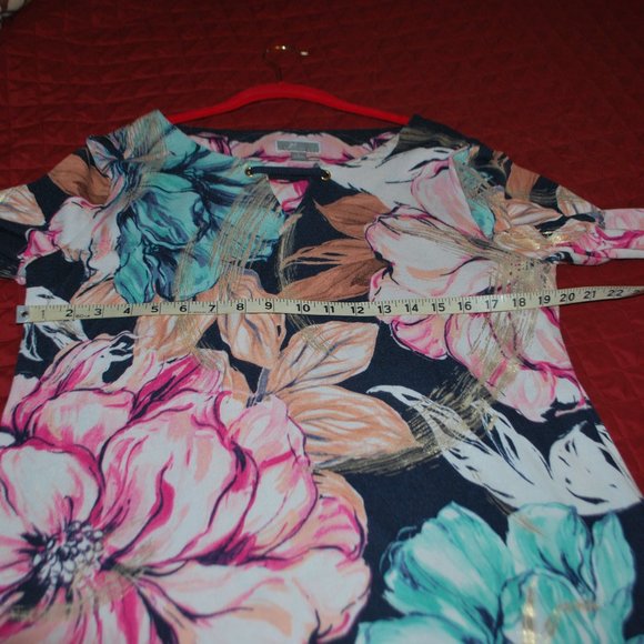 3/$30 - Floral Top w/Front Keyhole & Gold Striping - L - Picture 8 of 12